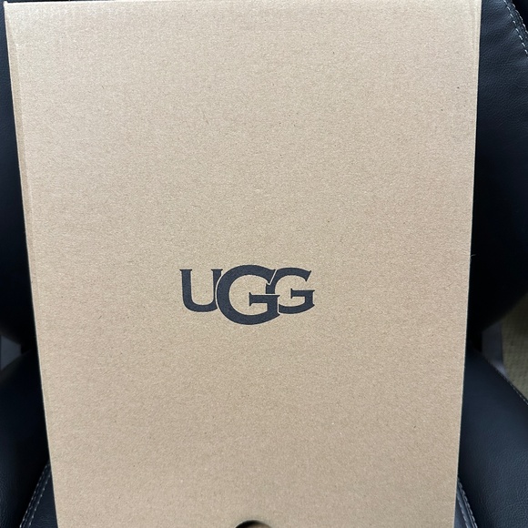 NIB! RARE! UGG Women's Classic Bling Mini Boots In Pink Sheepskin Size US7/EU 38 - Picture 8 of 9